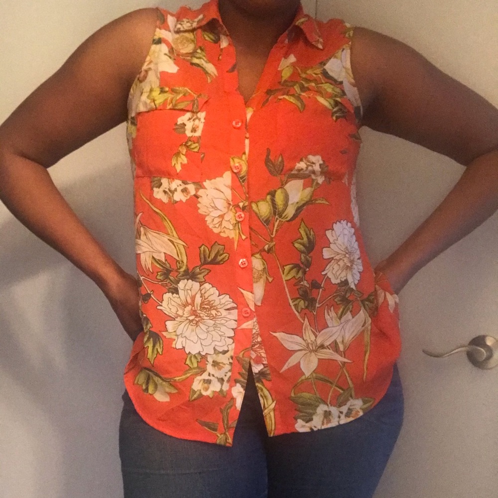 New York & co Floral blouse w/ partial rear split